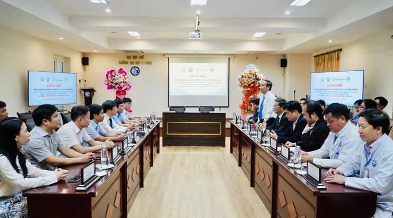 Toàn cảnh lễ ký kết biên bản ghi nhớ hợp tác chuyên môn giữa Bệnh viện Trường đại học  Y - Dược Huế và Sở Y tế Quảng Bình tại TP. Huế ngày 5/10/2022.