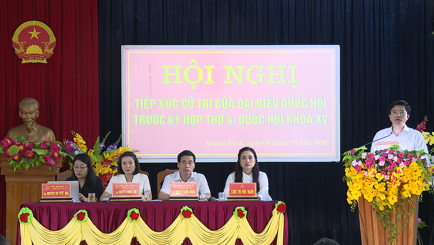 Đồng chí Bí thư Thị ủy Ba Đồn ông Trương An Ninh đại diện lãnh đạo thị xã Ba Đồn trực tiếp giải đáp các ý kiến