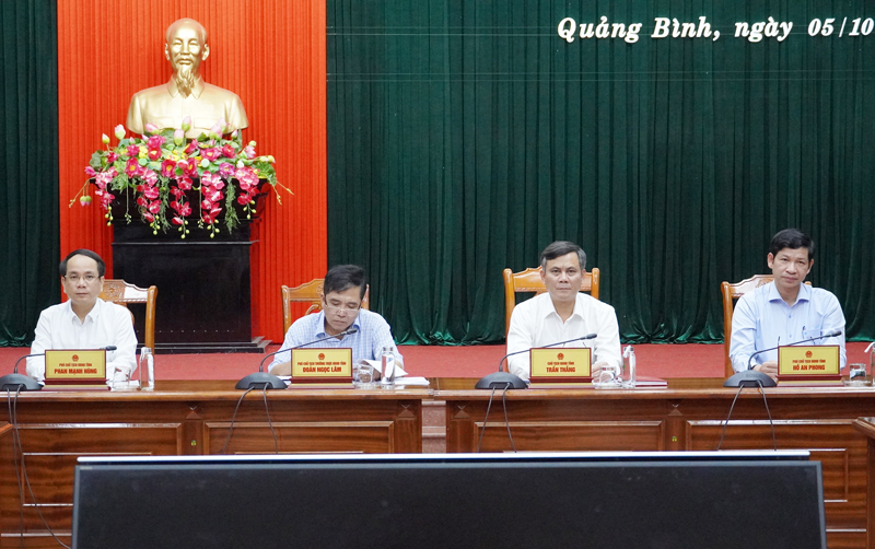 Đồng chí Chủ tịch UBND tỉnh Trần Thắng và các đồng chí Phó Chủ tịch UBND tỉnh chủ trì và điều hành phát biểu tại phiên họp.