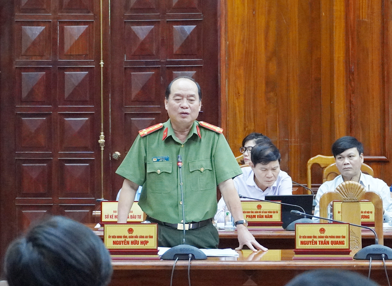 Đại tá Giám đốc Công an tỉnh Nguyễn Hữu Hợp phát biểu tại phiên họp.