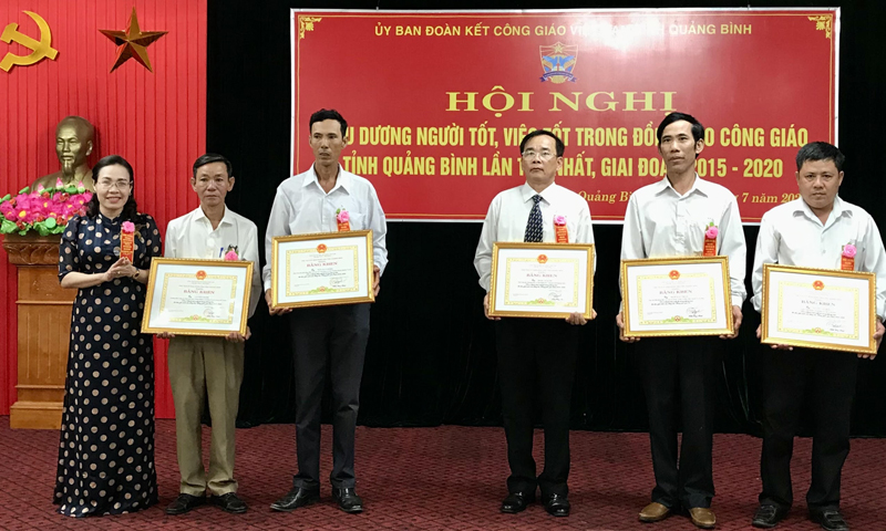 Đồng chí Chủ tịch Ủy ban MTTQVN tỉnh Phạm Thị Hân trao bằng khen của UBND tỉnh cho các cá nhân đạt thành tích xuất sắc trong phong trào thi đua yêu nước của đồng bào Công giáo.