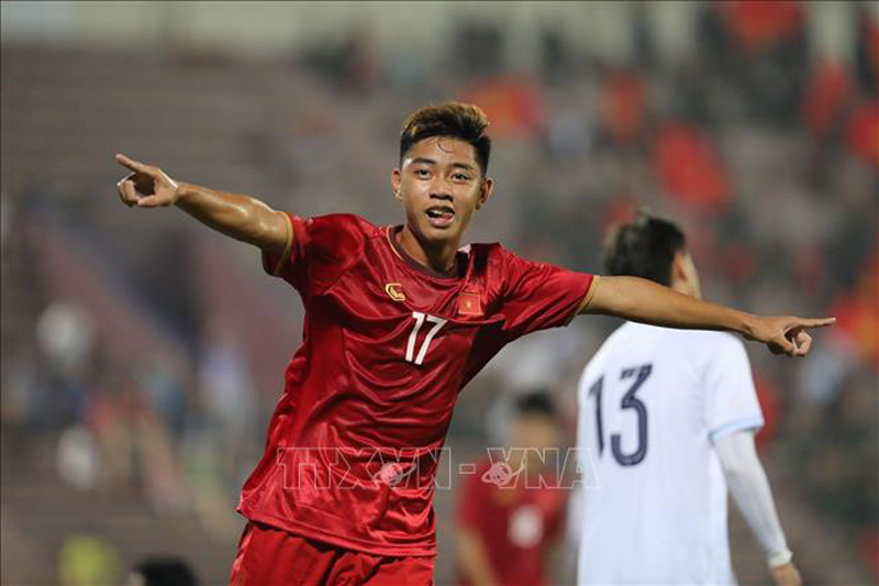 Cầu thủ Hoàng Anh (số 17, Việt Nam) ghi bàn thắng nâng tỷ số lên 3-0 ở phút thứ 80 của trận đấu. Ảnh: Minh Quyết/TTXVN