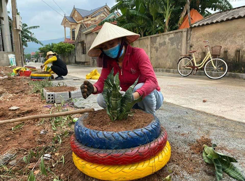 Người dân tận dụng vỏ lốp xe để tái chế, làm mô hình trồng hoa.