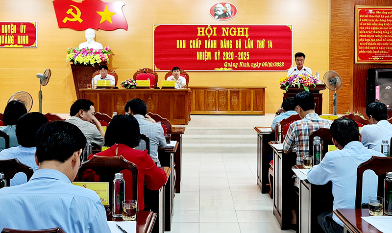 Đồng chí Bí thư Huyện uỷ Quảng Ninh Trần Quốc Tuấn phát biểu kết luận hội nghị.