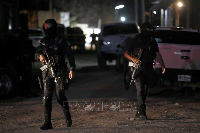 Cảnh sát điều tra tại hiện trường vụ xả súng ở Tonala, bang Jalisco, Mexico, ngày 27/2/2021. Ảnh: AFP/TTXVN