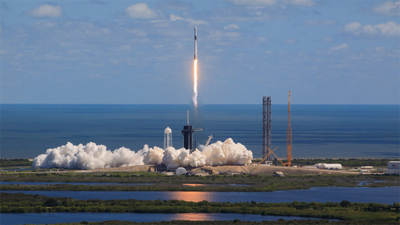 Tên lửa Falcon 9 của SpaceX và tàu vũ trụ Dragon, được đặt tên là Endurance, cất cánh từ bệ phóng 39A tại Trung tâm Vũ trụ Kennedy ở Florida, Hoa Kỳ, cho sứ mệnh Phi hành đoàn 5 tới Trạm Vũ trụ Quốc tế, ngày 5/10/2022. Ảnh: NASA
