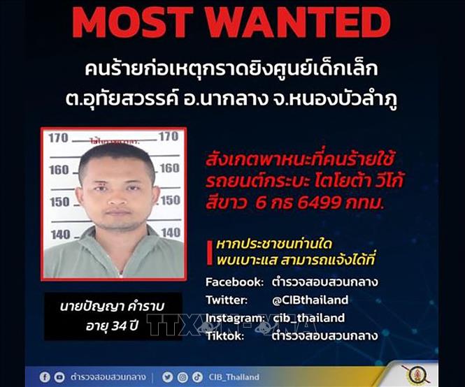 Thông báo truy nã đối tượng Panya Khamrab, thủ phạm gây ra vụ xả súng tại trung tâm chăm sóc trẻ em ở tỉnh Nong Bua Lamphu, Thái Lan, ngày 6/10/2022. Ảnh: AFP/TTXVN