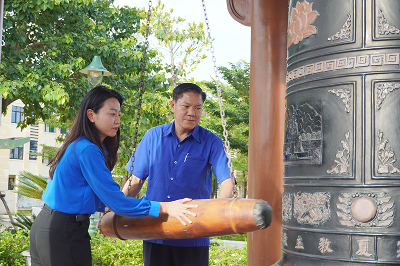 Đại diện lãnh đạo Tỉnh đoàn hai tỉnh Khăm Muộn và Quảng Bình thực hiện nghi thức thỉnh chuông tại Đền thờ Bác Hồ và các Anh hùng liệt sỹ.