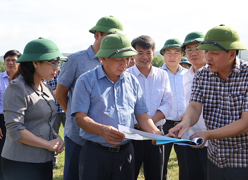 Đồng chí Phó Bí thư Thường trực Tỉnh ủy Trần Hải Châu kiểm tra thực địa địa điểm dự kiến xây dựng dự án đường giao thông và cầu nối xã Liên Trường qua xã Phù Hoá.