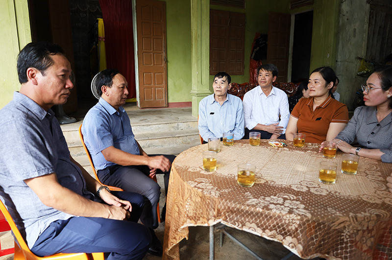Đồng chí Phó Bí thư Thường trực Tỉnh ủy Trần Hải Châu thăm hỏi, động viên gia đình em Lê Trần Vũ Hoàng.