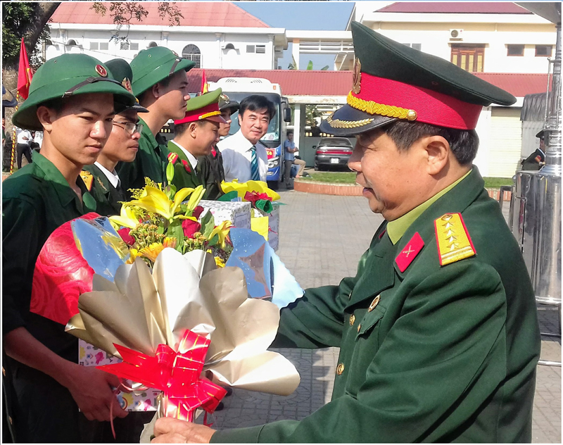 Đồng chí Chủ tịch Hội CCB tỉnh Đoàn Lương Khuệ tặng quà cho thanh niên lên đường nhập ngũ bảo vệ Tổ quốc.