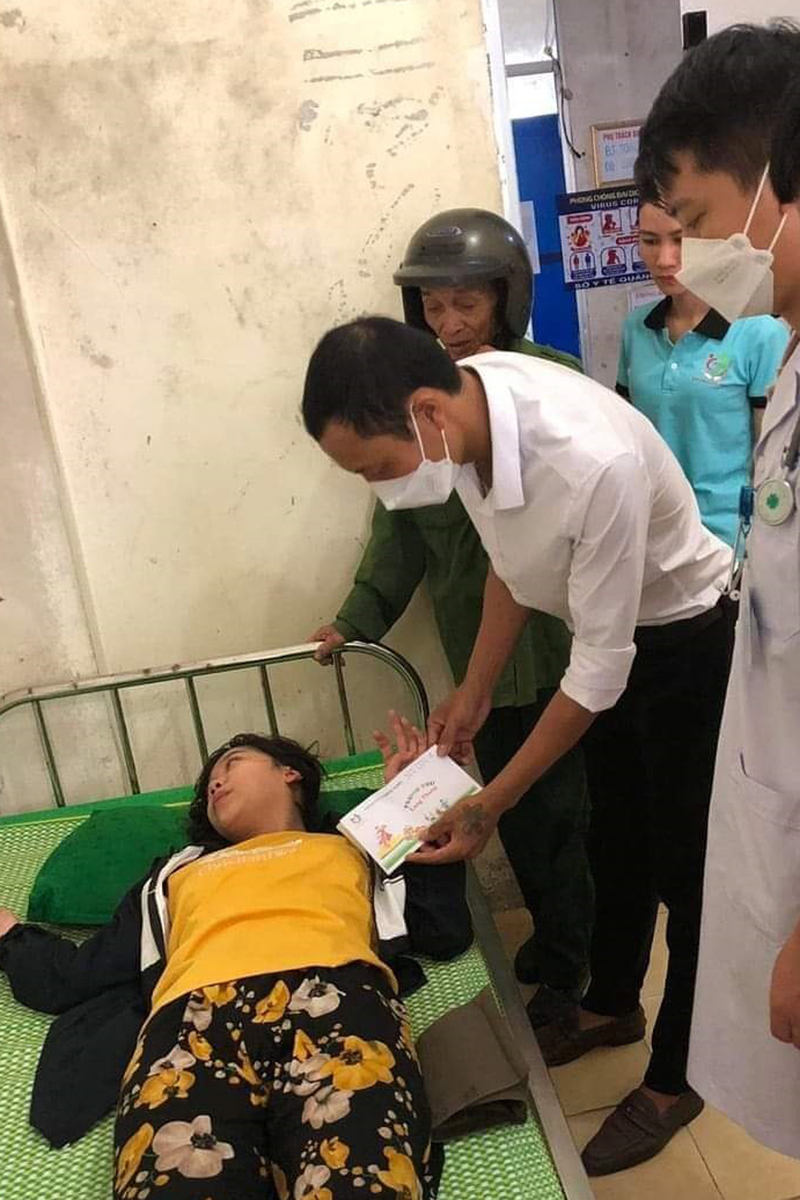 Một số đoàn thể xã hội đến thăm, động viên Lợi lúc đang cấp cứu ở bệnh viện.
