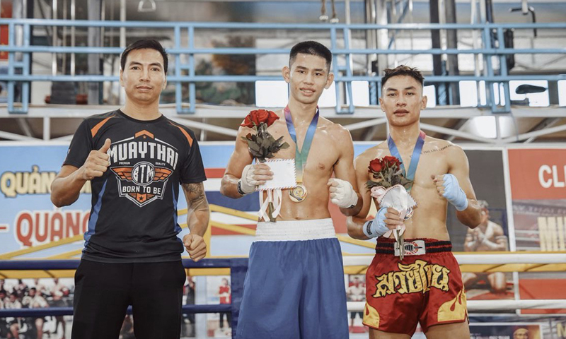 Võ sư Phạm Văn Thắng, người tâm huyết với võ Muay tặng hoa và tiền thưởng cho các võ sinh tại giải giao lưu do CLB võ thuật MMA tổ chức.