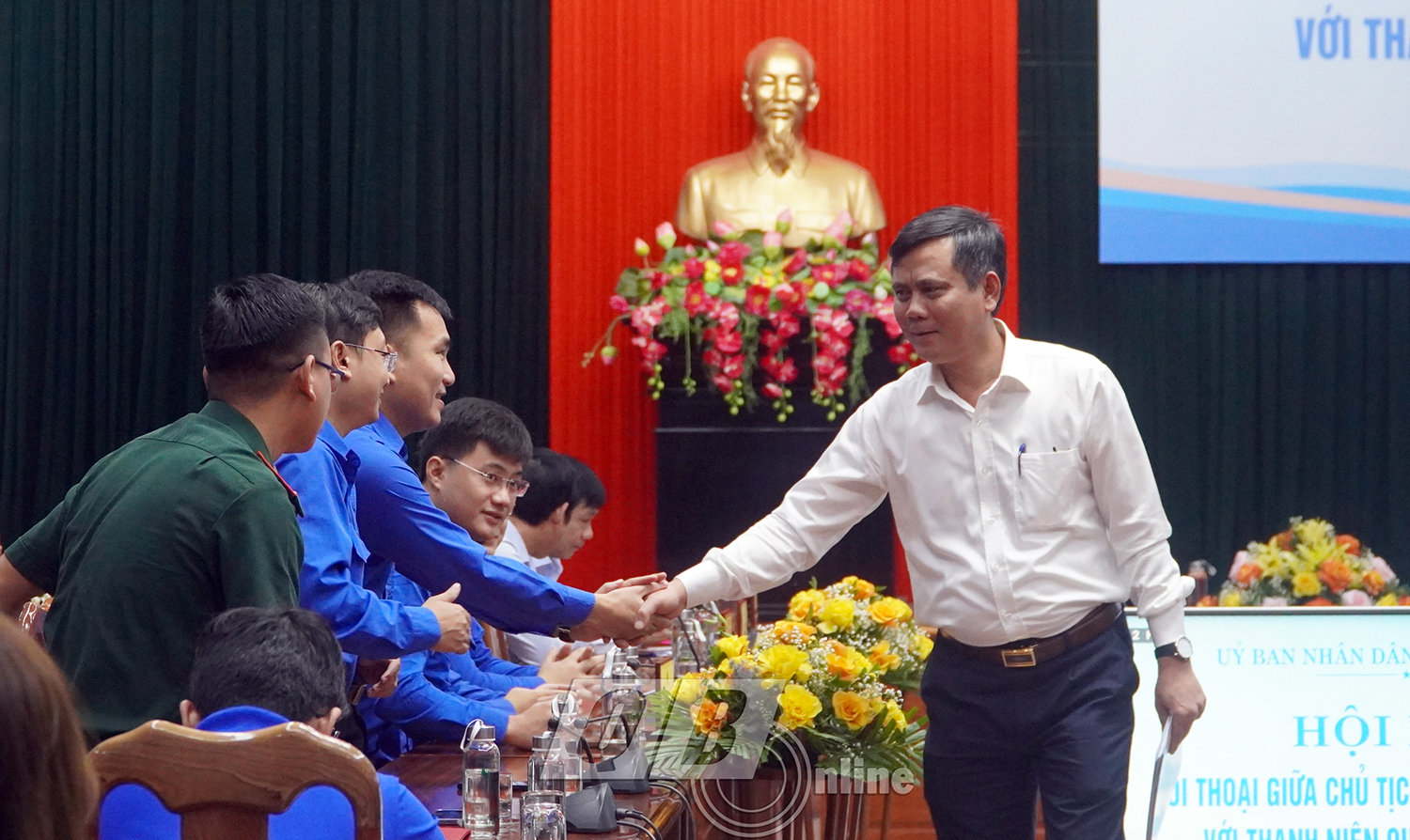 Đồng chí Chủ tịch UBND tỉnh Trần Thắng trò chuyện với thanh niên