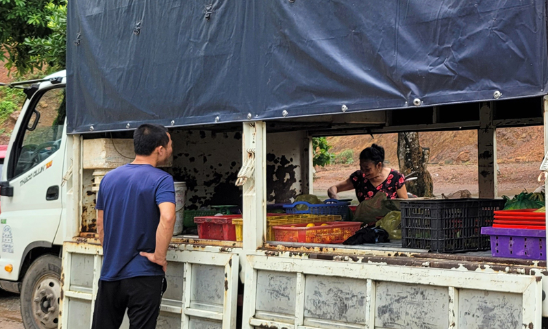 Phiên chợ di động vùng cao của đôi vợ chồng Nam-Hà tại xã Trường Sơn.