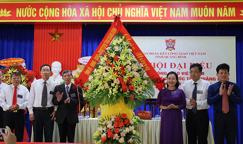 Các đồng chí lãnh đạo tỉnh tặng lẵng hoa chúc mừng Đại hội.