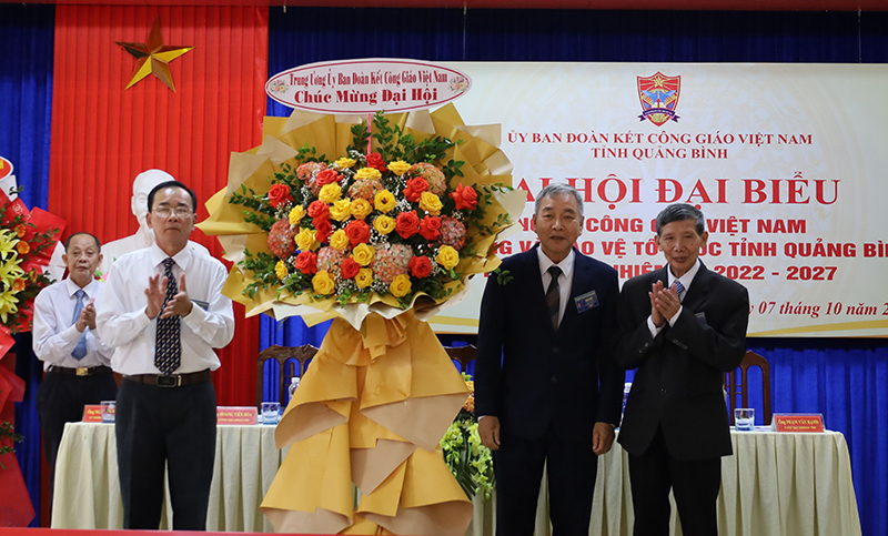 Lãnh đạo UBĐKCG Việt Nam tặng lẵng hoa chúc mừng Đại hội.