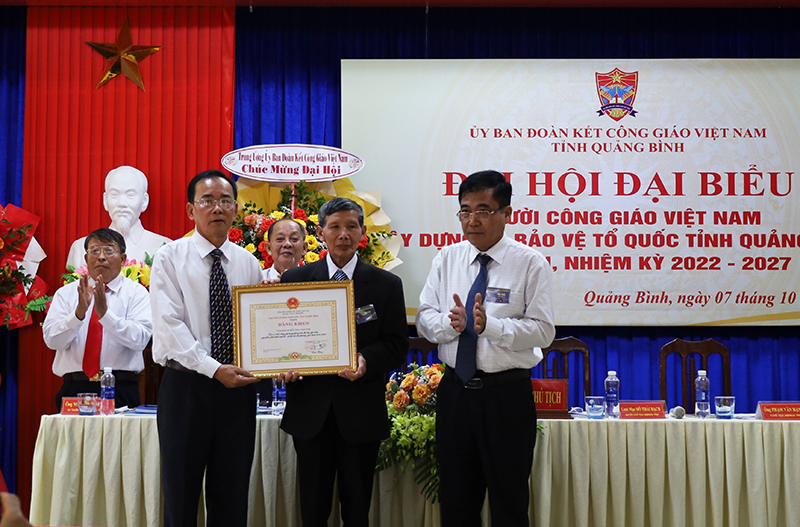 Đồng chí Phó Chủ tịch Thường trực UBND tỉnh Đoàn Ngọc Lâm trao bằng khen cho UBĐKCG tỉnh.