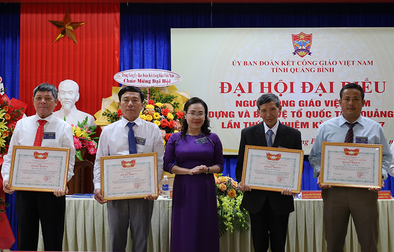 Đồng chí Chủ tịch Ủy ban MTTQVN tỉnh Phạm Thị Hân tặng bằng khen cho các cá nhân.