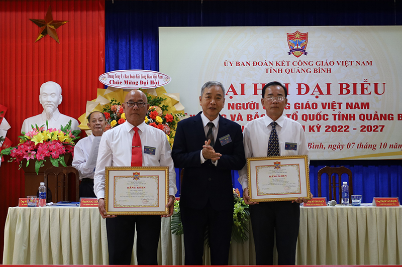 Lãnh đạo UBĐKCG Việt Nam tặng trao bằng khen cho 2 cá nhân.