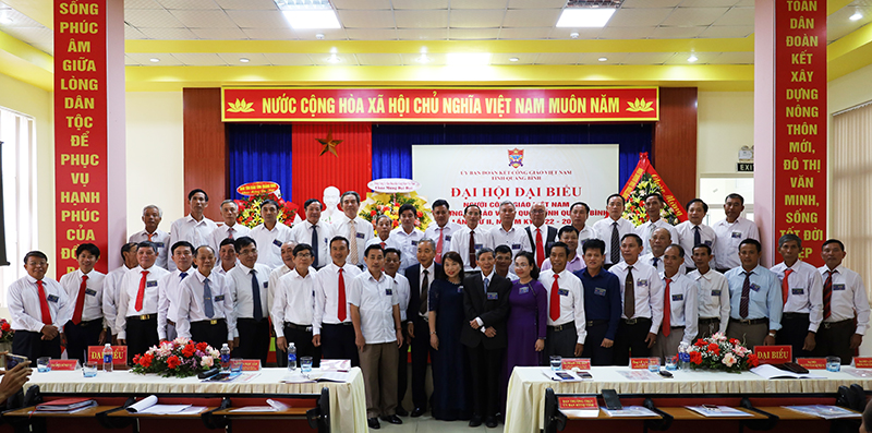 Các đồng chí lãnh đạo tỉnh và lãnh đạo UBĐKCG Việt Nam chúc mừng UBĐKCG tỉnh khóa II.