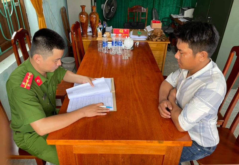 Tại Công an xã An Ninh, đối tượng Lê Công Hưng thừa nhận hành vi trộm tiền trong cốp xe máy của chị  Nguyễn Thị Thu Hường.