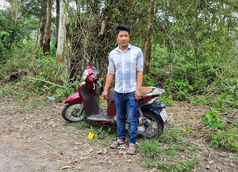Đối tượng Lê Công Hưng tại hiện trường vụ trộm tiền trong cốp xe máy của chị  Nguyễn Thị Thu Hường.