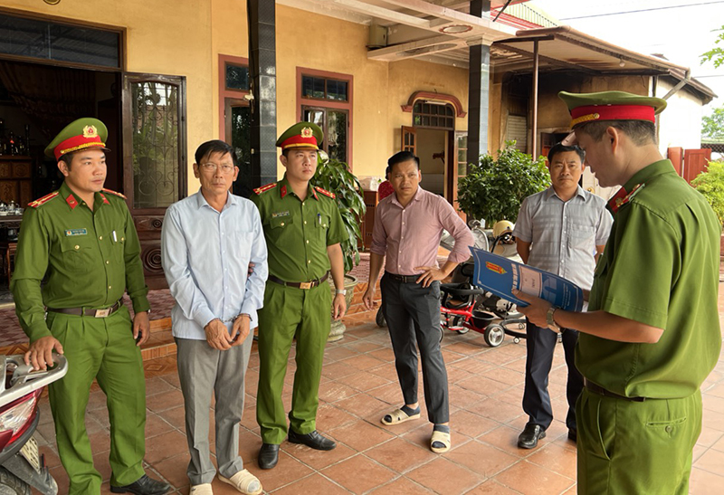 Cơ quan Cảnh sát điều tra Công an tỉnh Quảng Bình thi hành lệnh khám xét nơi ở của Hoàng Văn Đức. 