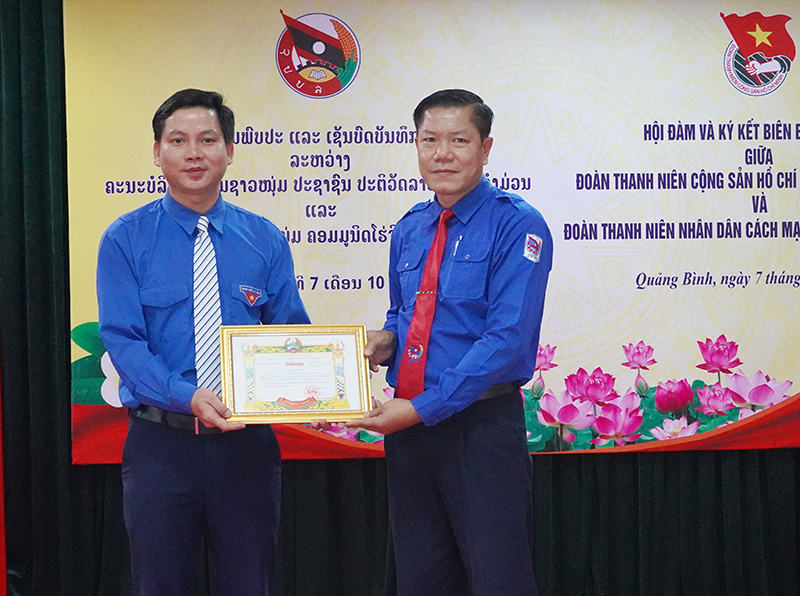 Lãnh đạo Tỉnh đoàn Khăm Muộn trao tặng bằng khen cho Tỉnh đoàn Quảng Bình.