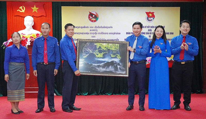  Đại diện lãnh đạo Tỉnh đoàn Quảng Bình tặng quà lưu niệm cho Tỉnh đoàn Khăm Muộn.