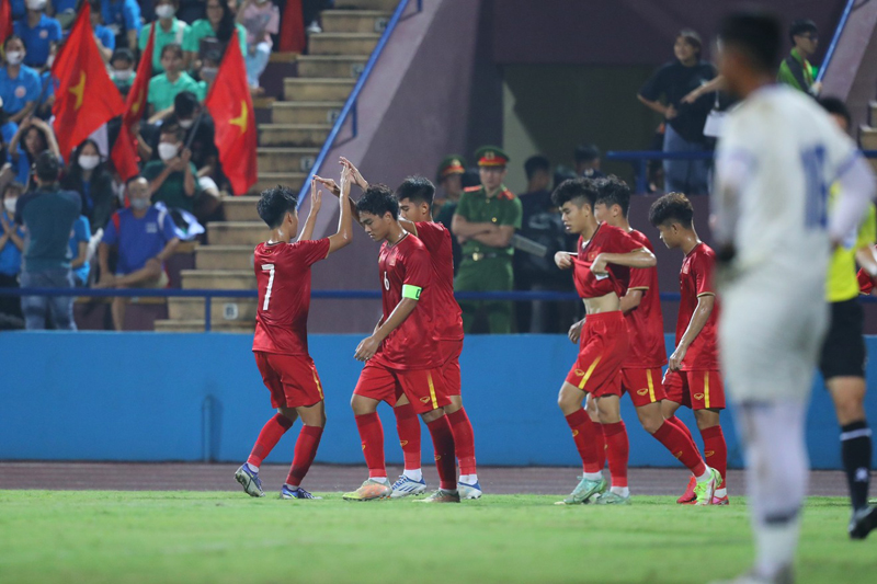  U17 Việt Nam chơi áp đảo trước U17 Nepal - Ảnh: Hoàng Linh