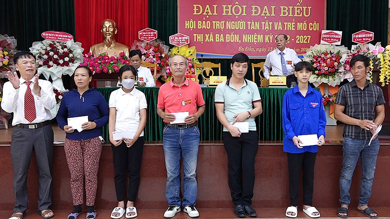 Hội Bảo trợ NTT-TMC thị xã Ba Đồn tặng quà cho người tàn tật.