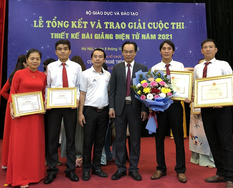 Các tác giả đạt giải đoàn Quảng Bình tại lễ nhận giải