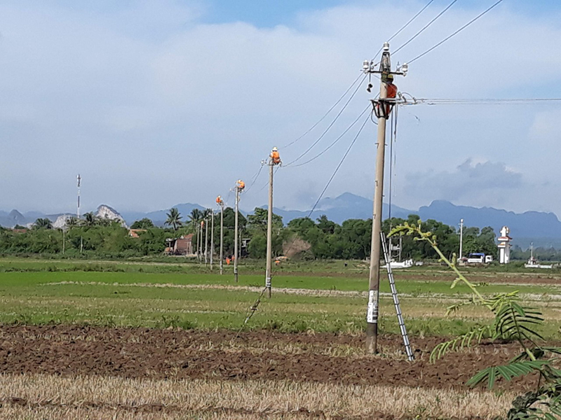 <div> Công nhân ngành Điện sửa chữa lưới điện trung thế khu vực trung tâm huyện Lệ Thủy.</div>