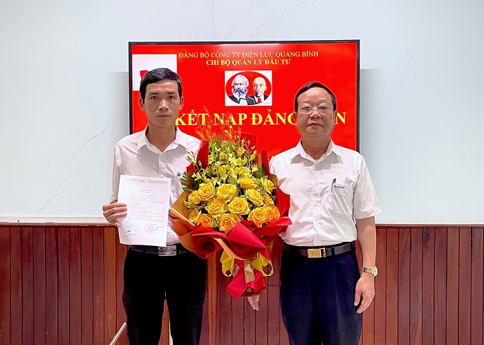 Chi bộ Quản lý đầu tư thuộc Đảng bộ PC Quảng Bình trao quyết định kết nạp Đảng cho đoàn viên