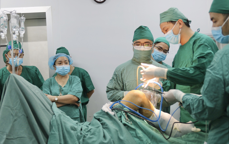 Bệnh viện Trường Đại học Y-Dược Huế chuyển giao kỹ thuật “Phẫu thuật nội soi khớp gối” cho đội ngũ y bác sĩ Bệnh viện ĐKKV Bắc Quảng Bình.