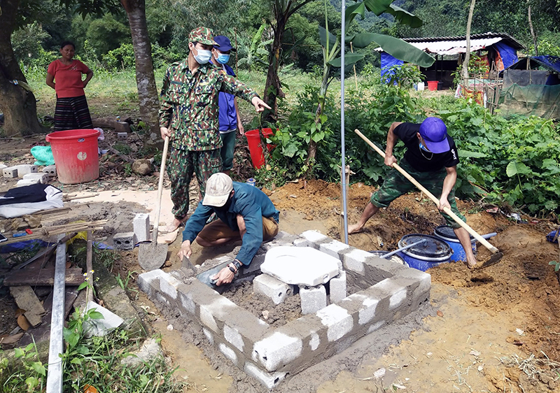 Các đơn vị thi công “Công trình vệ sinh vì cộng đồng” cho bà con xã Trường Sơn.