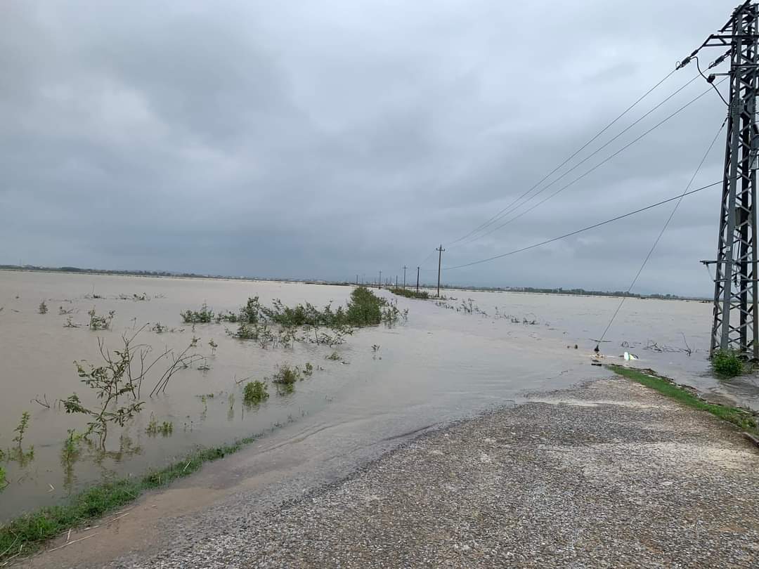 Mưa lớn khiến cho một số tuyến đường trên địa bàn huyện Lệ Thuỷ ngập sâu.