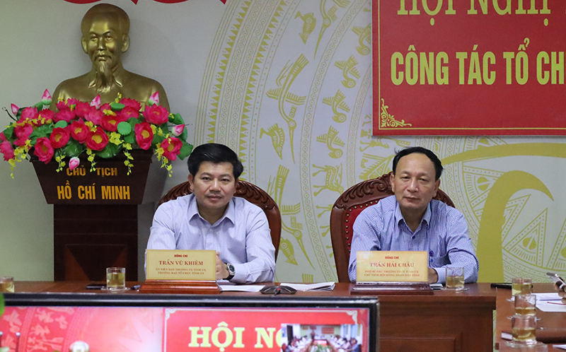Đồng chí Phó Bí thư Thường trực Tỉnh ủy Trần Hải Châu và đồng chí Trưởng ban Tổ chức Tỉnh ủy Trần Vũ Khiêm tham dự hội nghị tại điểm cầu Quảng Bình. 