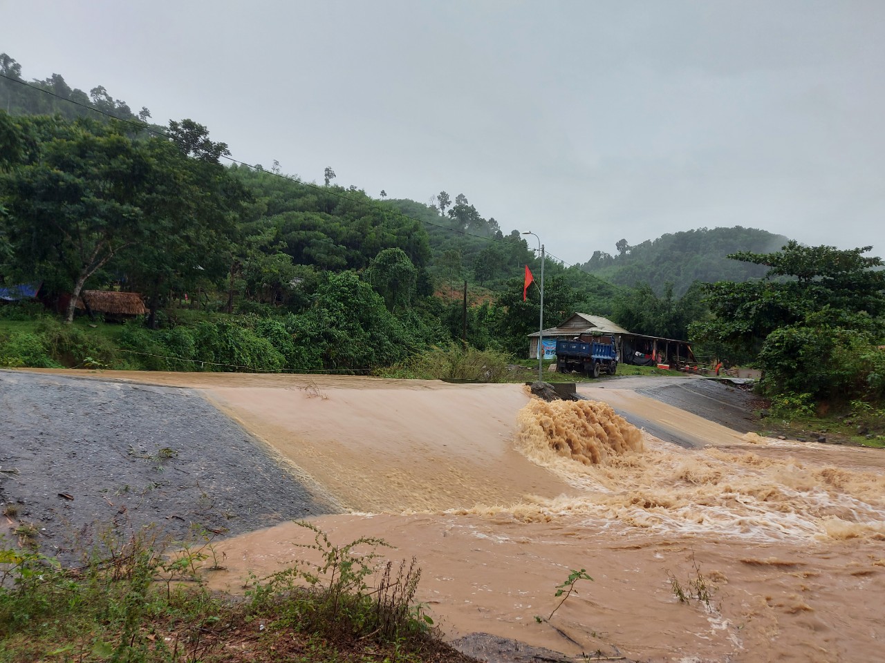 Một số tuyến đường trên địa bàn tỉnh bị ngập do mưa lớn.