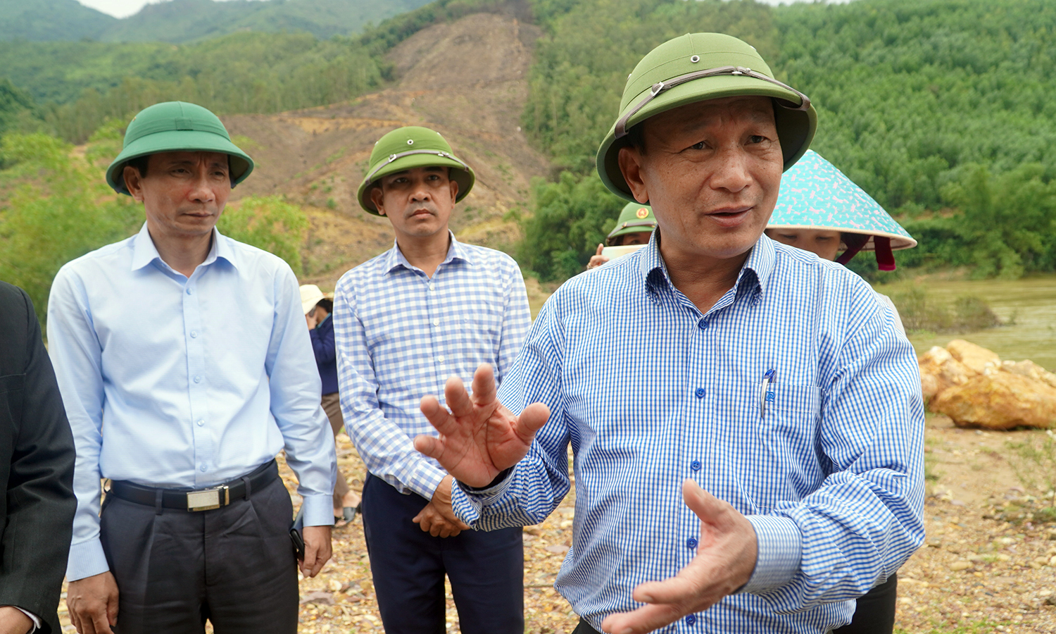 Đồng chí Phó Bí thư Thường trực Tỉnh ủy Trần Hải Châu kiểm tra hiện trạng sạt lở tại xã Mai Hóa