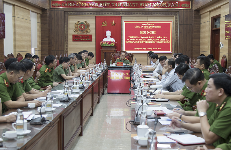 Điểm cầu hội nghị trực tuyến về tổng rà soát, kiểm tra an toàn phòng cháy, chữa cháy và cứu nạn, cứu hộ trên phạm vi toàn quốc tại Công an tỉnh Quảng Bình.