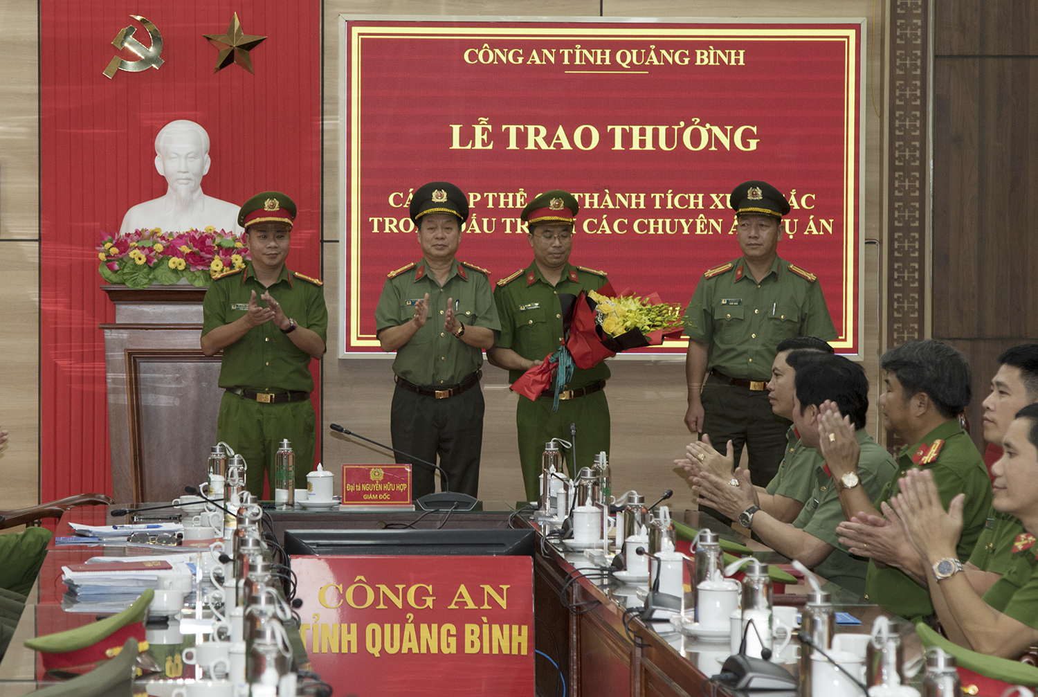 Đại tá Nguyễn Hữu Hợp, Giám đốc Công an tỉnh tặng hoa chúc mừng Ban chuyên án ma túy tại TP. Đồng Hới.