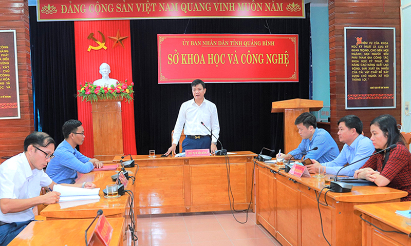 Giám đốc Sở KH-CN, Chủ tịch Hội đồng nghiệm thu nhiệm vụ Nguyễn Chí Thắng, chủ trì hội nghị.