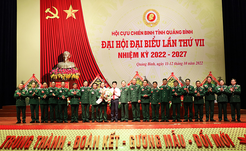 Đồng chí Trưởng ban Dân vận Tỉnh ủy Lê Văn Bảo tặng hoa chúc mừng Ban Chấp hành Hội CCB tỉnh khóa VII, nhiệm kỳ 2022-2027.