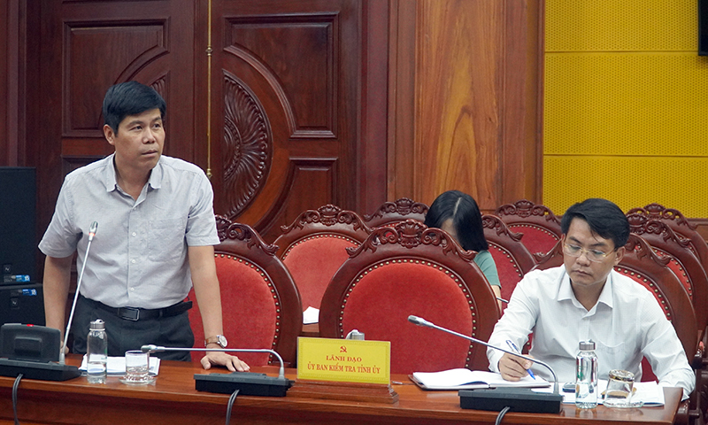 Đồng chí Phó Chủ nhiệm Thường trực UBKT Tỉnh ủy Nguyễn Anh Tuất phát biểu tại hội nghị