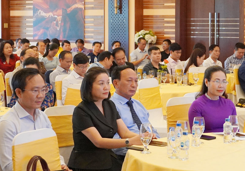 Đồng chí Phó Bí thư Thường trực Tỉnh ủy Trần Hải Châu và các đồng chí lãnh đạo tỉnh dự buổi gặp mặt.
