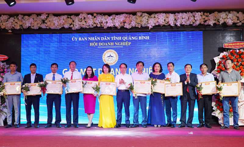 Đồng chí Phó Chủ tịch UBND tỉnh Phan Mạnh Hùng và lãnh đạo Hội Doanh nghiệp tỉnh trao bằng khen của Hiệp hội Doanh nghiệp nhỏ và vừa Việt Nam cho các cật thể, cá nhân.