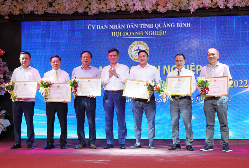 Đồng chí Chủ tịch UBND tỉnh Trần Thắng tặng bằng khen cho các tập thể, cá nhân có thành tích xuất sắc.