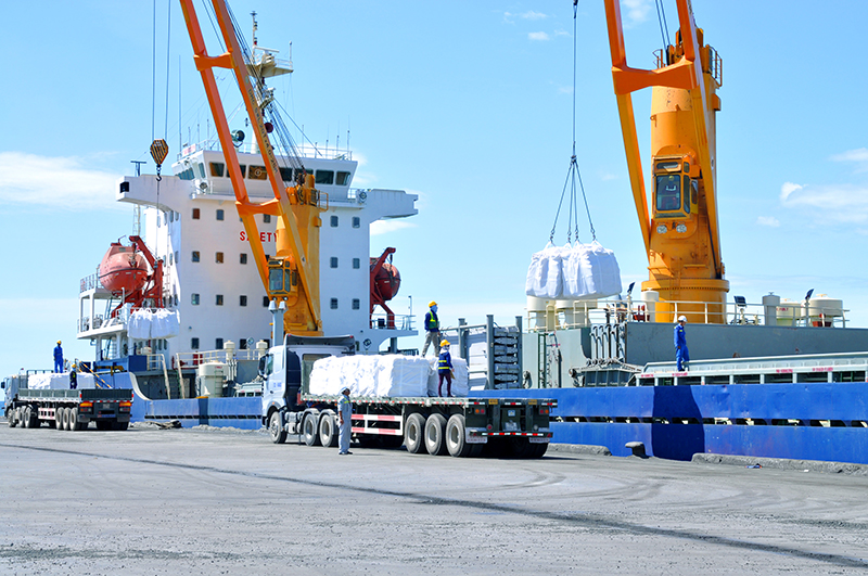 Bốc dỡ hàng hóa ở cảng Hòn La (ảnh do Sở KH-ĐT cung cấp).